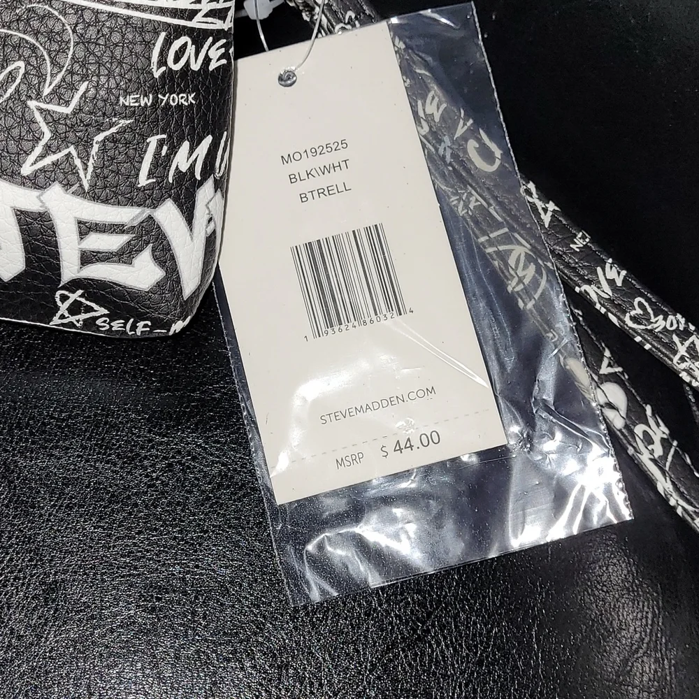 💕HP💕NWT Steve Madden BTRELL Black/White Faux Leather Wristlet💕